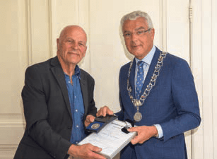 Wierd Wagenmakers ontvangt Gemeentelijke&nbsp;Legpenning