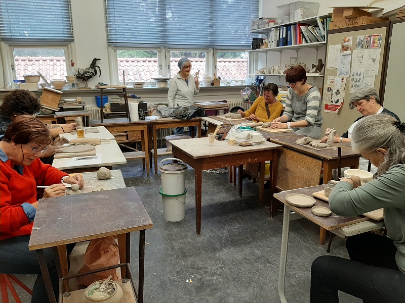 Foto-impressie workshop “boetseren” voor Wassenaarse vrijwilligers onder leiding van Willeke&nbsp;Elderman